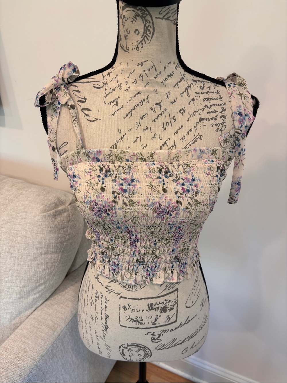KatieJ Sunny floral print top with a smocked bodice and tie shoulders size Small